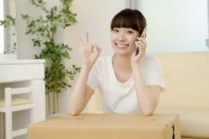 笑顔で丸する女性