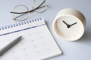 眼鏡と時計とカレンダー